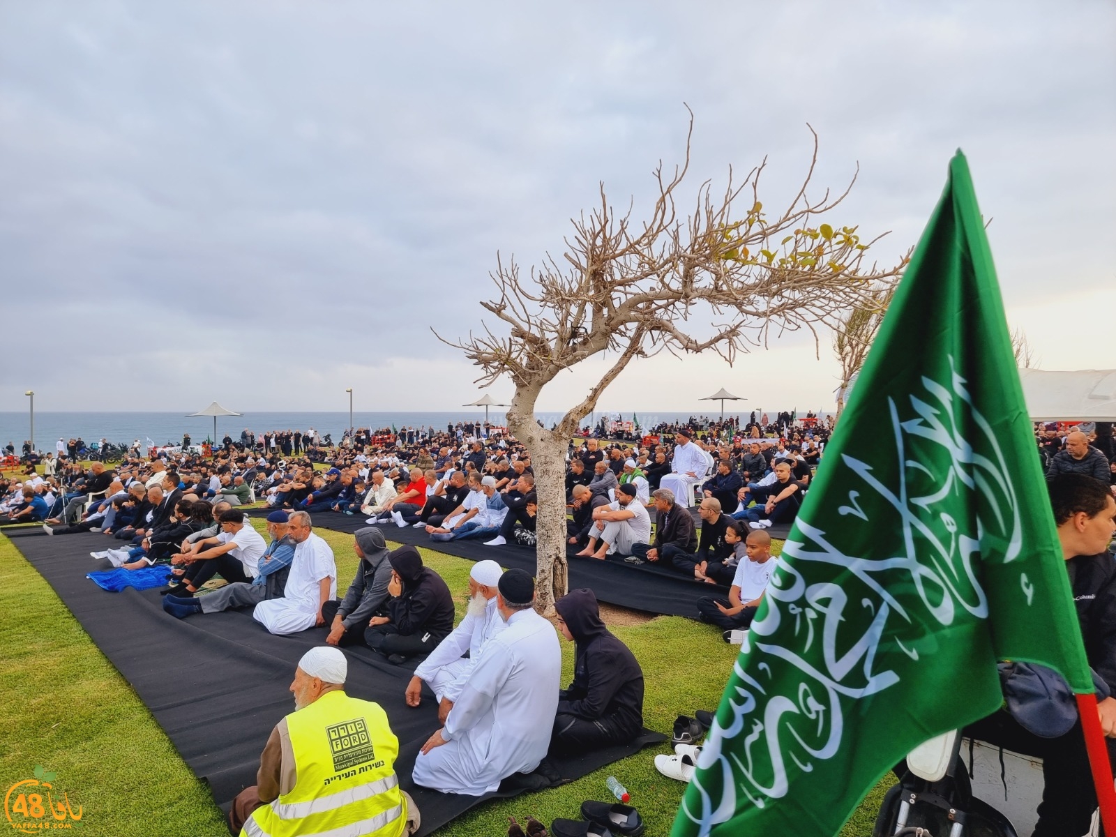  أهالي يافا يؤدون صلاة عيد الفطر في متنزه العجمي 